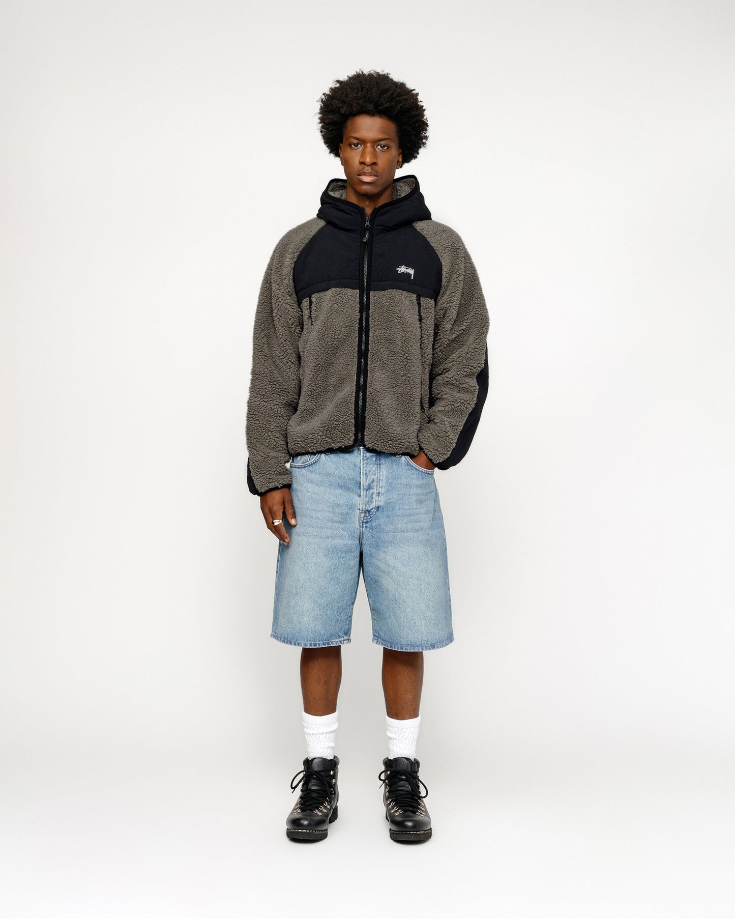 VESTE À CAPUCHE EN SHERPA ET EMBOUTS
